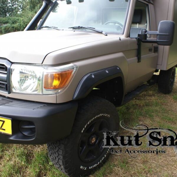 Toyota Land Cruiser 79 esimesed tiivalaiendid - Kut Snake tiivalaiendid (50 mm)