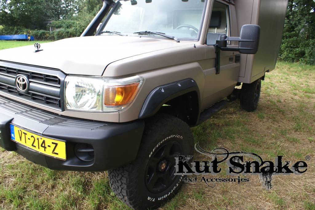 Toyota Land Cruiser 79 esimesed tiivalaiendid - Kut Snake tiivalaiendid (50 mm)